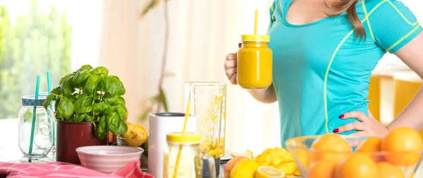 Fitness Junge Frau Trinkt Orangen Smoothie — Stockfoto