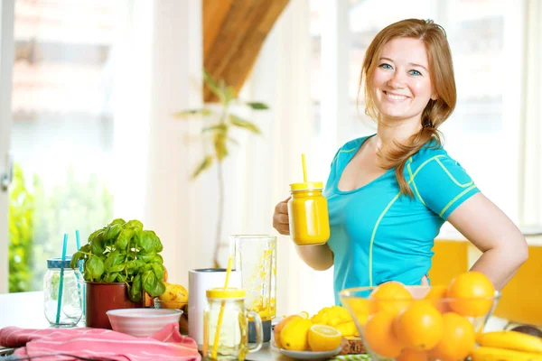 Fitness Jovem Mulher Bebendo Smoothie Laranja — Fotografia de Stock