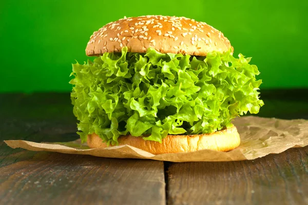 Veggie Burger Mit Salat Und Gemüsekonzept — Stockfoto