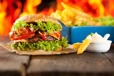 Alevli ev yapımı hamburgerler..