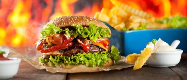 Alevli ev yapımı hamburgerler..