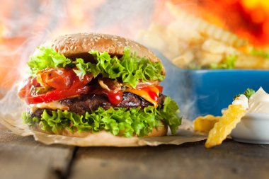 Alevli ev yapımı hamburgerler..