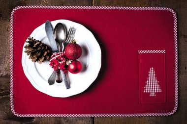 Süslemeleri ile güzel Noel tablo ayarı