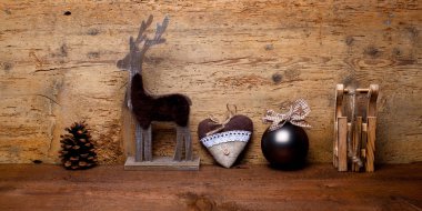 Noel dekorasyon ahşap arka plan üzerinde yakın çekim.