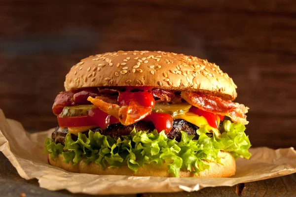 Házi Készítésű Hamburgerek Tűzzel — Stock Fotó