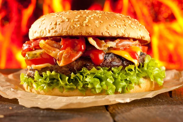 Nahaufnahme Von Hausgemachten Burgern Mit Flammen — Stockfoto