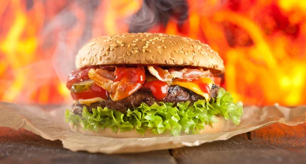 Nahaufnahme Von Hausgemachten Burgern Mit Flammen — Stockfoto