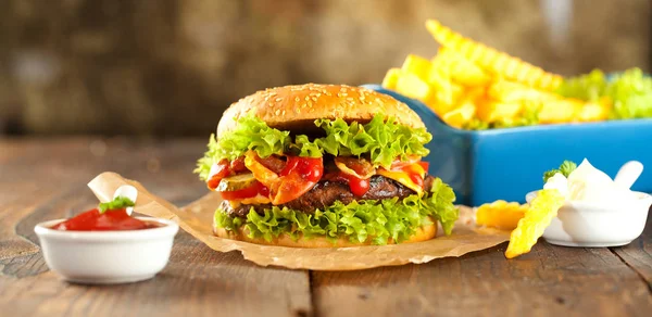 Close Van Zelfgemaakte Hamburgers Met Vuurvlammen — Stockfoto