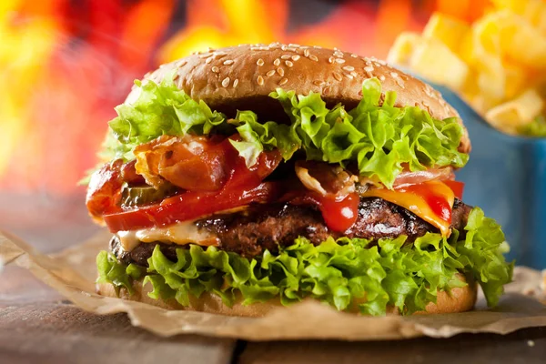 Nahaufnahme Von Hausgemachten Burgern Mit Flammen — Stockfoto