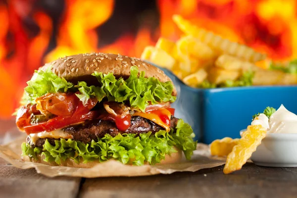 Κοντινό Πλάνο Του Σπιτιού Γίνεται Burgers Φλόγες Φωτιά — Φωτογραφία Αρχείου