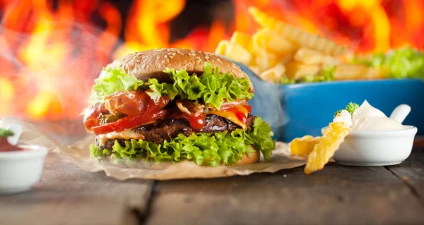 Nahaufnahme Von Hausgemachten Burgern Mit Flammen — Stockfoto