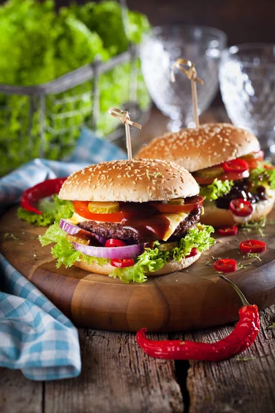 Hambúrguer Saboroso Fresco Mesa Madeira — Fotografia de Stock