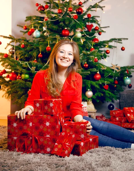 自宅リビング ルームでクリスマス ツリーを飾る幸せな女 — ストック写真