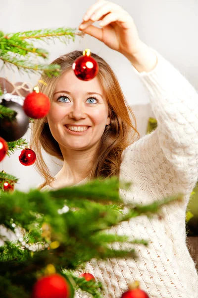 Femme Heureuse Décorant Sapin Noël Maison Dans Salon — Photo