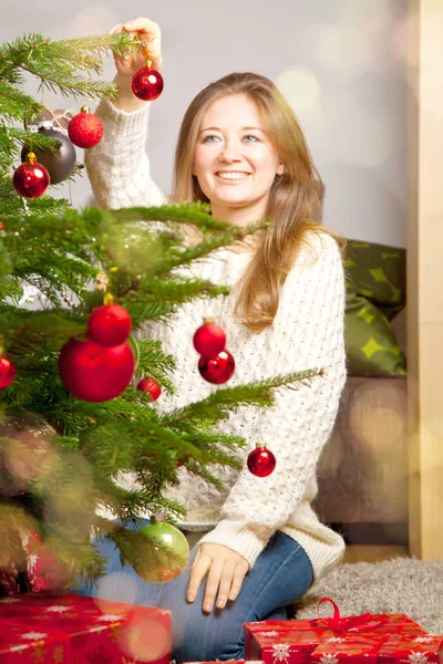 Счастливая Женщина Украшает Рождественскую Елку Дома Гостиной — стоковое фото
