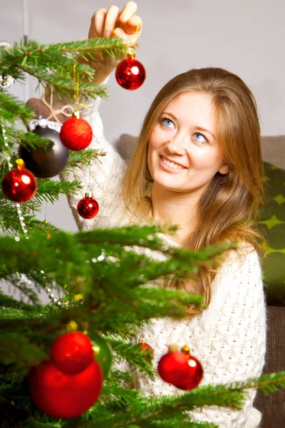 Femme Heureuse Décorant Sapin Noël Maison Dans Salon — Photo