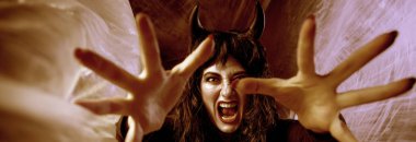 cadı. Kadın giyiyor Halloween kılık