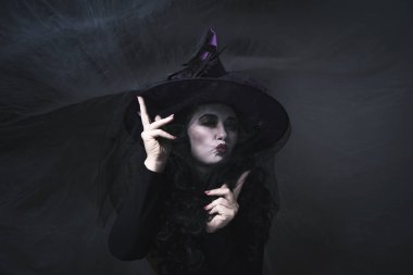 cadı. Kadın giyiyor Halloween kılık