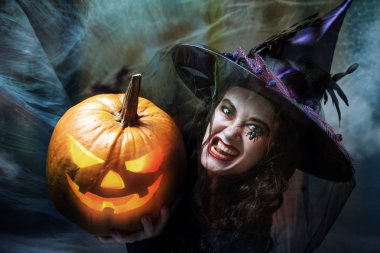 cadı. Kadın giyiyor Halloween kılık