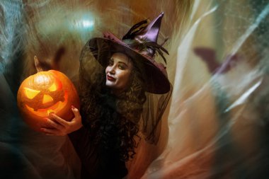 Cadılar Bayramı kostümü giyen kadın. Tatil