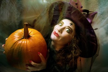 Cadılar Bayramı kostümü giyen kadın. Tatil