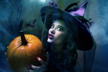 Cadılar Bayramı kostümü giyen kadın. Tatil