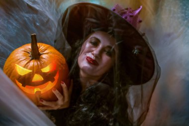 Cadılar Bayramı kostümü giyen kadın. Tatil