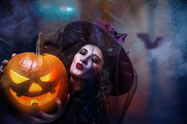 Cadılar Bayramı kostümü giyen kadın. Tatil