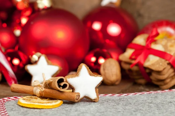 Decoración Navideña Festiva Sobre Fondo Madera —  Fotos de Stock