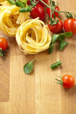 Taze fesleğen ve domates rustik masada tagliatelle makarna