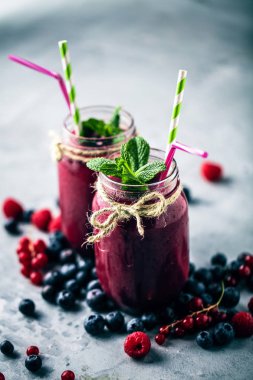 Mutfak tahtası taze malzemelerle sağlıklı smoothies.