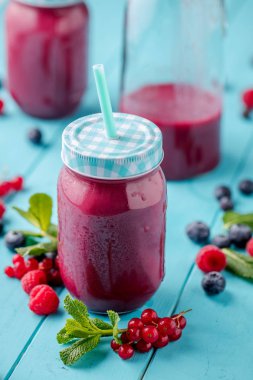 Mutfak tahtası taze malzemelerle sağlıklı smoothies.