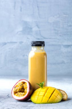 Mutfak tahtası taze malzemelerle sağlıklı smoothies.