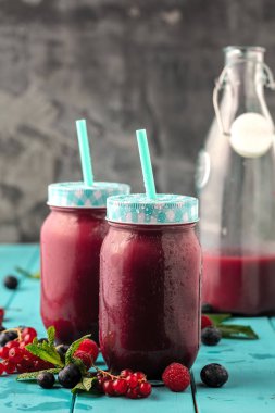 Mutfak tahtası taze malzemelerle sağlıklı smoothies.