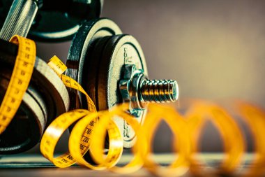 Fitness dambıl, ağırlık ekipmanları, seçici odak, fitness kulübü,