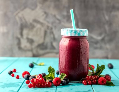 Mutfak tahtası taze malzemelerle sağlıklı smoothies.