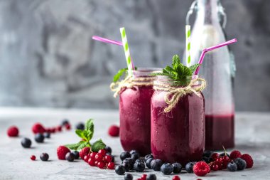 Mutfak tahtası taze malzemelerle sağlıklı smoothies.