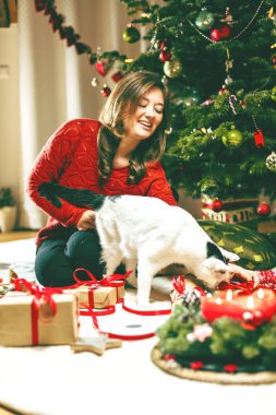 Kadın Paketleme ve Dekorasyon Noel Hediyesi