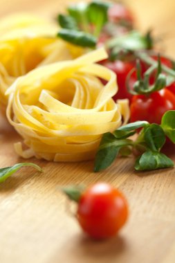 Taze fesleğen ve domates rustik masada tagliatelle makarna