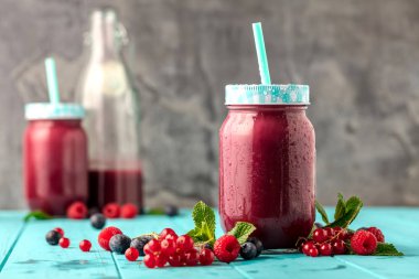 Mutfak tahtası taze malzemelerle sağlıklı smoothies.