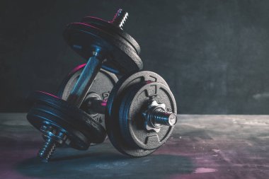 Fitness dambıl, ağırlık ekipmanları, seçici odak, fitness kulübü,