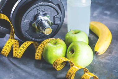 Fitness dambıl, ağırlık ekipmanları, seçici odak, fitness kulübü,