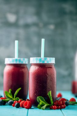 Mutfak tahtası taze malzemelerle sağlıklı smoothies.