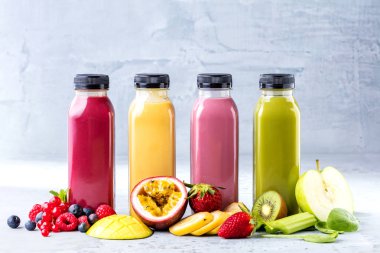Mutfak tahtası taze malzemelerle sağlıklı smoothies.