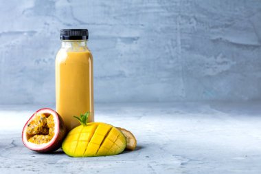 Mutfak tahtası taze malzemelerle sağlıklı smoothies.