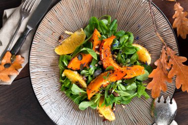 Fırında kabak kekik ve bal ile dilim. Gurmeler için sağlıklı tatlı. Seçici odak