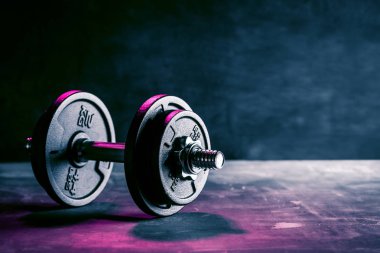 Fitness dambıl, ağırlık ekipmanları, seçici odak, fitness kulübü,