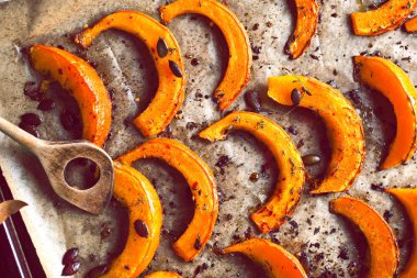 Fırında kabak kekik ve bal ile dilim. Gurmeler için sağlıklı tatlı. Seçici odak