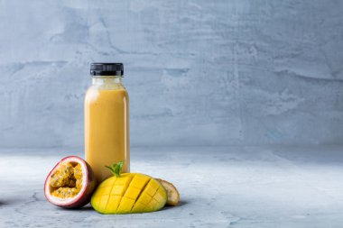 Mutfak tahtası taze malzemelerle sağlıklı smoothies.