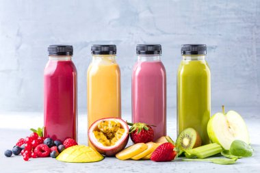 Mutfak tahtası taze malzemelerle sağlıklı smoothies.